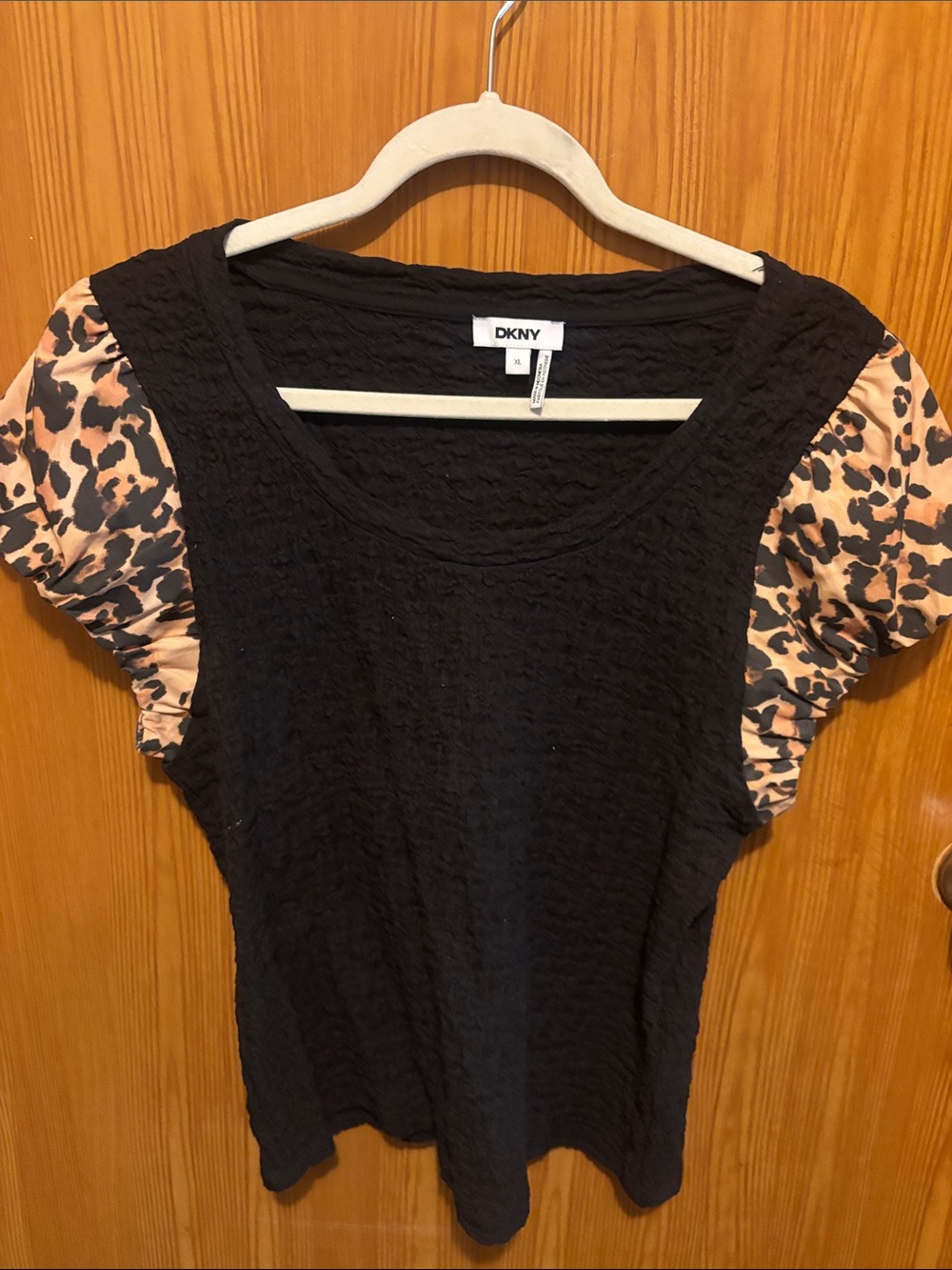 NWOT DKNY Black Tee with Beige and Black Leopard Puff Sleeves Sz XL